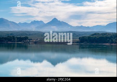 Vue panoramique sur la Sierra Arana (Grenade, Espagne) et son reflet dans l'eau du réservoir de Cubillas Banque D'Images