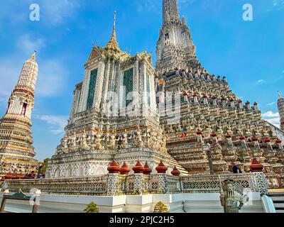 La carte de visite de la capitale de la Thaïlande est le temple bouddhiste Wat Arun, temple de l'Aube, qui est situé sur les rives de la rivière Chao Phraya. Banque D'Images