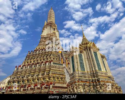 La carte de visite de la capitale de la Thaïlande est le temple bouddhiste Wat Arun, temple de l'Aube, qui est situé sur les rives de la rivière Chao Phraya. Banque D'Images