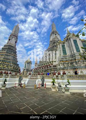 La carte de visite de la capitale de la Thaïlande est le temple bouddhiste Wat Arun, temple de l'Aube, qui est situé sur les rives de la rivière Chao Phraya. Banque D'Images