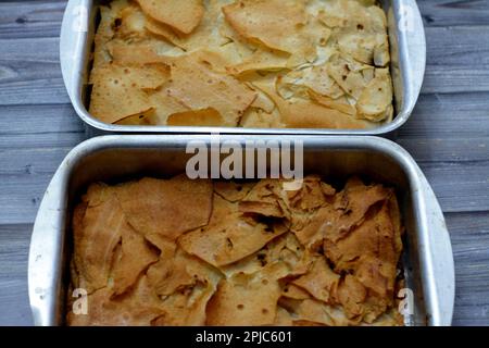 La pâtisserie sucrée égyptienne appelée Roqaaq with est une cuisine égyptienne traditionnelle faite de pain croquant de raqaq, de sirop de miel et de ghee comme dessert, s Banque D'Images