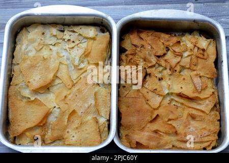 La pâtisserie sucrée égyptienne appelée Roqaaq with est une cuisine égyptienne traditionnelle faite de pain croquant de raqaq, de sirop de miel et de ghee comme dessert, s Banque D'Images