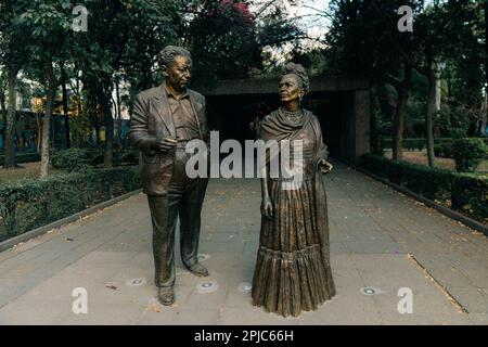 Mexico -fév 2023: Frida Kahlo et Diego Rivera statues à l'intérieur du Parque Frida Kahlo à Coyoacan . Photo de haute qualité Banque D'Images