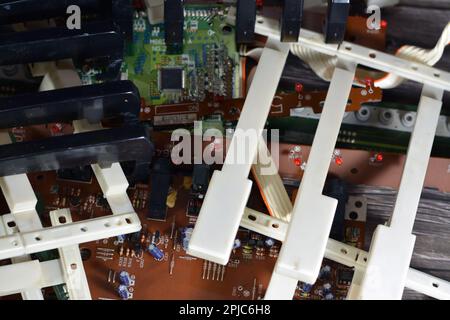 Le Caire, l'Egypte, 1 avril 2023: Clavier musical électronique cassé, clavier de piano non fonctionnel fissuré avec des touches de taille normale, des rythmes, des tonalités, le réglage c Banque D'Images