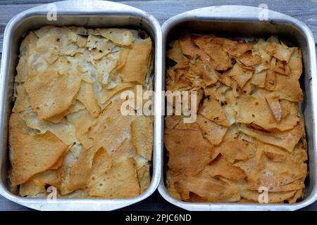 La pâtisserie sucrée égyptienne appelée Roqaaq with est une cuisine égyptienne traditionnelle faite de pain croquant de raqaq, de sirop de miel et de ghee comme dessert, s Banque D'Images