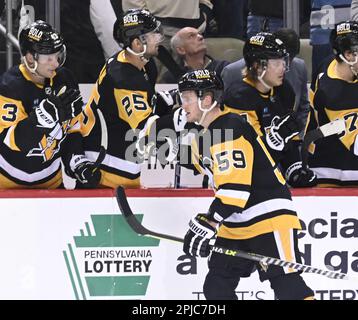 Pittsburgh, États-Unis. 01st avril 2023. Jake Guentzel (59), aile gauche des Penguins de Pittsburgh, célèbre le but de la troisième période de la victoire des Bruins de Boston 4-3 contre les Penguins de Pittsburgh à l'aréna des Peints de Pittsburgh, samedi, 1 avril 2023. Photo par Archie Carpenter/UPI crédit: UPI/Alay Live News Banque D'Images