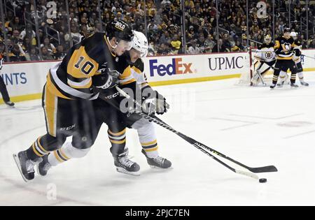 Pittsburgh, États-Unis. 01st avril 2023. L'aile gauche des Penguins de Pittsburgh Drew O'Connor (10) et le centre des Bruins de Boston Jakub Lauko (94) se battent pour le palet pendant la deuxième période contre les Penguins de Pittsburgh à la PPG Paints Arena de Pittsburgh samedi, 1 avril 2023. Photo par Archie Carpenter/UPI crédit: UPI/Alay Live News Banque D'Images