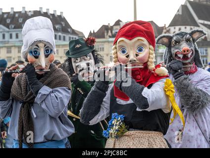 Carnaval de Bâle Suisse ou défilé Fasnacht d'une petite clique habillée comme les personnages de Little Red Riding Hood Banque D'Images