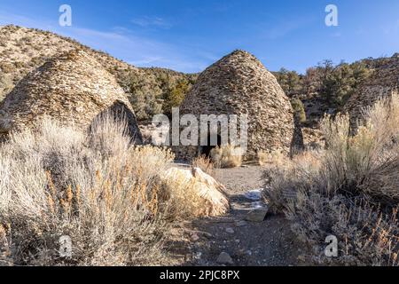 Death Valley CA USA Fév 16 2023: Les fours à charbon de bois sont des structures en forme de ruche construites en 1876 pour proide combustible pour traiter l'argent/le minerai de plomb Banque D'Images