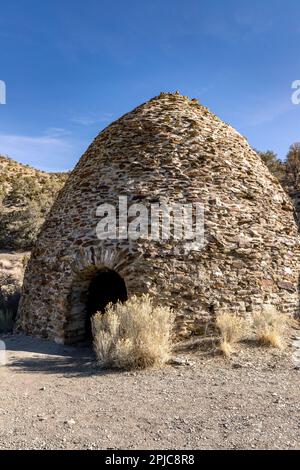 Death Valley CA USA Fév 16 2023: Les fours à charbon de bois sont des structures en forme de ruche construites en 1876 pour proide combustible pour traiter l'argent/le minerai de plomb Banque D'Images