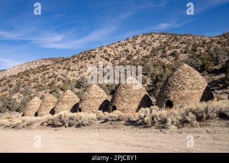 Death Valley CA USA Fév 16 2023: Les fours à charbon de bois sont des structures en forme de ruche construites en 1876 pour proide combustible pour traiter l'argent/le minerai de plomb Banque D'Images