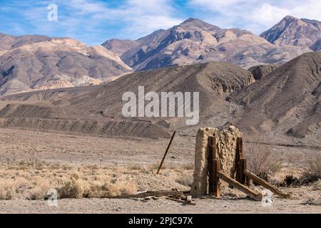 Ballarat CA USA 16 février 2023 les ruines d'un bâtiment s'émiettent dans le désert en arrière-plan les montagnes du Panamint Banque D'Images