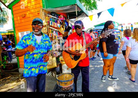 NASSAU, BAHAMAS - 19 décembre 2022: Avec une population de 260 000 habitants, Nassau contient 80 pour cent de la population des Bahamas, avec le joli pastel Banque D'Images