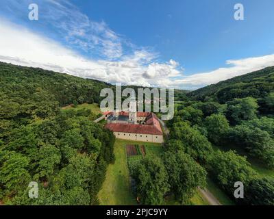 Au-dessus du monastère orthodoxe de Jazak en Voïvodine, Serbie Banque D'Images