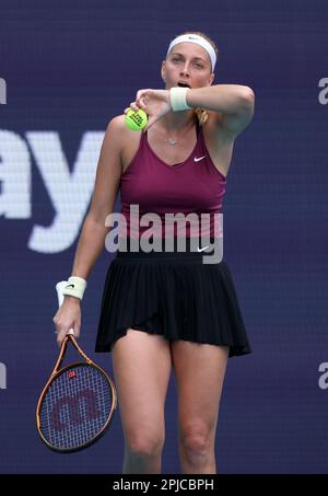 Miami, États-Unis d'Amérique. 01st avril 2023. MIAMI GARDENS, FLORIDE - AVRIL 01 : Petra Kvitova, de Tchéquie, réagit contre Elena Rybakina, du Kazakhstan, lors des finales de l'Open de Miami au stade Hard Rock sur 01 avril 2023, dans les jardins de Miami, en Floride. (Photo par Alberto E. Tamargo/Sipa USA) crédit: SIPA USA/Alay Live News Banque D'Images