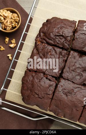 Délicieux brownies et noix fraîchement cuits sur une table en bois, plat Banque D'Images