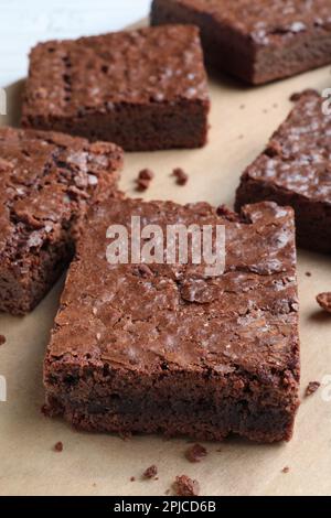 Délicieux brownies au chocolat sur papier parchemin, gros plan Banque D'Images