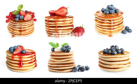 Set avec des crêpes savoureuses sur fond blanc Banque D'Images