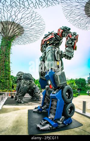 Ascension des bêtes Transformers statues tour du monde exposé par le feuillage et d'autres superarbres du monde au Silver Leaf Garden, Singapour. Banque D'Images