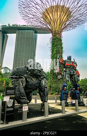 Ascension des bêtes Transformers statues tour du monde exposé par le feuillage et d'autres superarbres du monde au Silver Leaf Garden, Singapour. Banque D'Images