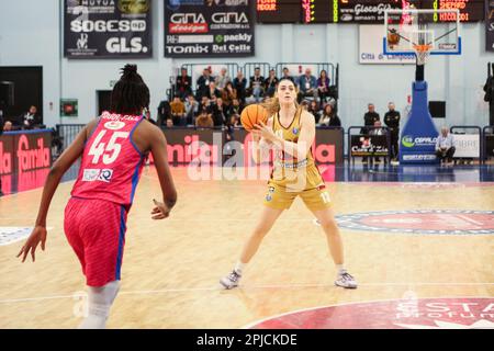 Campobasso, Italie. 01st avril 2023. Cubaj Lorela de Venise en action pendant la finale - Famila Weber Schio vs Umana Reyer Venezia, Basketball coupe italienne des femmes à Campobasso, Italie, 01 avril 2023 crédit: Agence de photo indépendante/Alamy Live News Banque D'Images