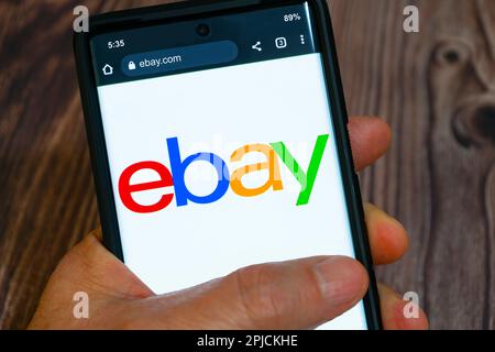 Lac Elsinore, Californie, États-Unis - 1 avril 2023 : homme utilisant l'application eBay sur smartphone Banque D'Images