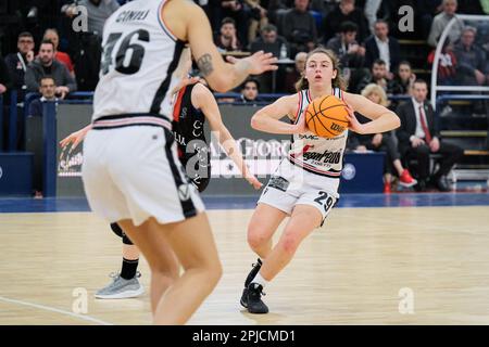 Campobasso, Italie. 30th mars 2023. Orsili Alessandra de Virtus Segafredo Bologna (R) en action pendant le quart de finale des femmes huit de la coupe italienne 2023. L'équipe de la Molisana Magnolia Campobasso a perdu le match contre l'équipe de Bologne de Virtus Segafredo avec un score de 71 - 96 à la Molisana Arena. Crédit : SOPA Images Limited/Alamy Live News Banque D'Images