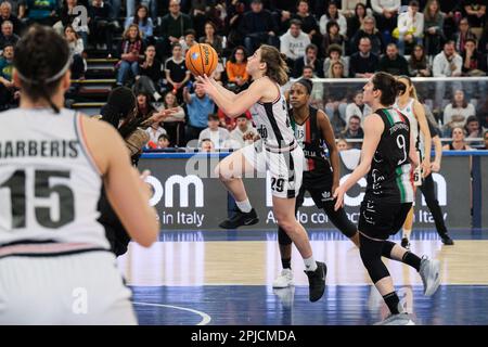 Campobasso, Italie. 30th mars 2023. Orsili Alessandra de Virtus Segafredo Bologna (C) en action pendant le quart de finale des femmes huit de la coupe italienne 2023. L'équipe de la Molisana Magnolia Campobasso a perdu le match contre l'équipe de Bologne de Virtus Segafredo avec un score de 71 - 96 à la Molisana Arena. Crédit : SOPA Images Limited/Alamy Live News Banque D'Images