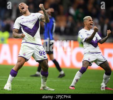 Milan, Italie. 1st avril 2023. Les joueurs de Fiorentina célèbrent la victoire lors d'un match de football de Serie A entre le FC Inter et Fiorentina à Milan, en Italie, sur 1 avril 2023. Credit: STR/Xinhua/Alay Live News Banque D'Images