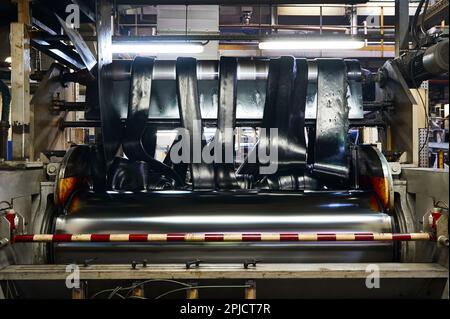 Bandes de caoutchouc sur rouleaux métalliques au calandrage composé Banque D'Images
