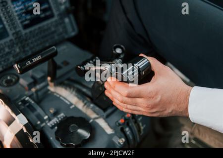 Vue rapprochée. Pilote sur le travail dans l'avion passager. Préparation au décollage Banque D'Images