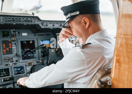 Pilote sur le travail dans l'avion passager. Préparation au décollage Banque D'Images