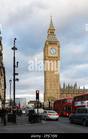 Londres, Royaume-Uni - 27 février 2023 ; Tour Elizabeth qui abrite Big Ben au-dessus du trafic de Londres dans la ville de Westminster Banque D'Images