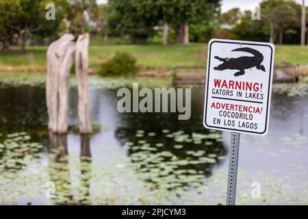 Un panneau à West Palm Beach, Floride avertissement des alligators dans le lac. Banque D'Images