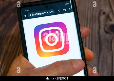 Lac Elsinore, Californie, États-Unis - 1 avril 2023 : homme utilisant l'application Instagram sur smartphone Banque D'Images