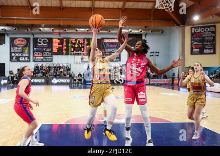 Campobasso, Italie. 01st avril 2023. Yasuma Shiori de Venise et Ndour Gueye Astou Barro de Schio en action pendant la finale - Famila Weber Schio vs Umana Reyer Venezia, Basketball coupe italienne des femmes à Campobasso, Italie, 01 avril 2023 crédit: Agence de photo indépendante / Alamy Live News Banque D'Images