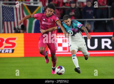 St. Louis, États-Unis. 01st avril 2023. St. Louis SC Nikko Gioacchini (L) et le Minnesota United Franco Fragpane tentent de se bloquer les uns les autres pendant qu'ils poursuivent le ballon dans la première moitié à City Park à St. Louis le samedi, 1 avril 2023. Photo par Bill Greenblatt/UPI crédit: UPI/Alay Live News Banque D'Images