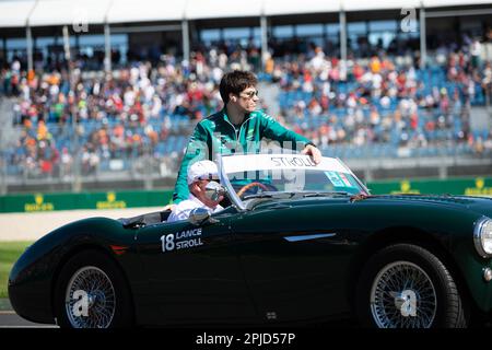 Melbourne, Australie, 2 avril 2023. Lance Rill (18) en voiture pour l'équipe Aston Martin Aramco Cognizant F1 lors de la parade des pilotes au Grand Prix de Formule 1 australien sur 02 avril 2023, au circuit du Grand Prix de Melbourne à Albert Park, en Australie. Crédit : Dave Helison/Speed Media/Alamy Live News Banque D'Images