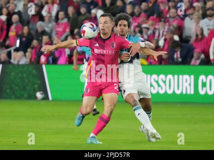 St. Louis, États-Unis. 01st avril 2023. St. Louis SC Kyle Hiebert (L) combat au large du Minnesota United Luis Amarilla alors qu'il garde l'œil sur le ballon dans la première moitié à City Park à St. Louis le samedi, 1 avril 2023. Photo par Bill Greenblatt/UPI crédit: UPI/Alay Live News Banque D'Images