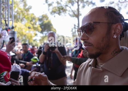 Melbourne, Australie, 2 avril 2023. Sir Lewis Hamilton signe des autographes à Melbourne Walk à on 02 avril 2023, au circuit du Grand Prix de Melbourne à Albert Park, en Australie. Crédit : Ivica Glavas/Speed Media/Alay Live News Banque D'Images