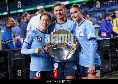 Charlize Rule célèbre la victoire en tenant la première plaque avec des coéquipiers après le match entre Sydney et Newcastle au stade Allianz de 1 avril 2023 à Sydney, en Australie Banque D'Images