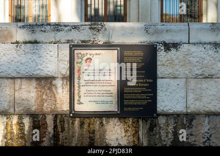 Projet d'art de poésie mur à mur l'unité dans la diversité poème versets par Dante Alighieri de la Divine Comedy Inferno, Canto XXIV, 46-54 à Sofia, Bulgarie Banque D'Images
