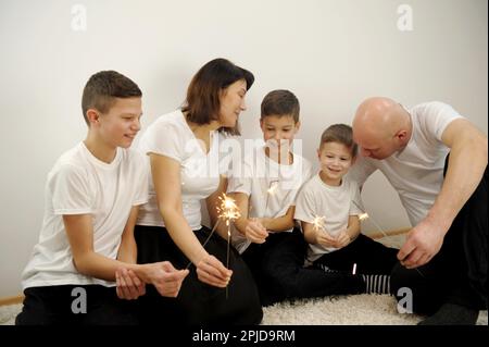 célébration, vacances et noël concept - famille heureuse avec des amateurs de divertissement à dîner partie à la maison. Photo de haute qualité Banque D'Images