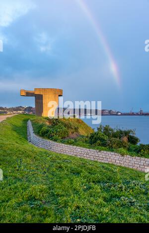 Arc-en-ciel sur la baie de Gijon depuis la colline de Santa Catalina avec de belles vues sur la ville. Banque D'Images