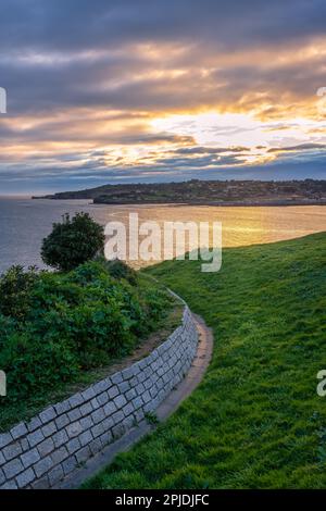 Lever de soleil doré sur la baie de Gijon depuis la colline de Santa Catalina, Asturies. Banque D'Images