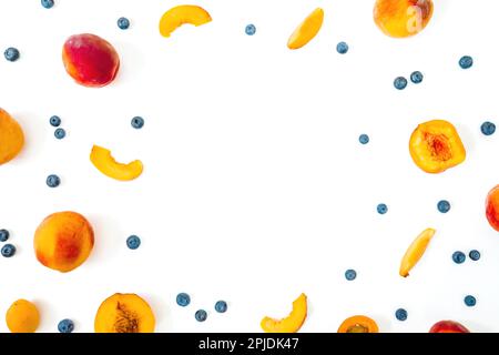 Pêches aux myrtilles sur fond blanc. Fruits d'été. Vue de dessus. Pose à plat Banque D'Images