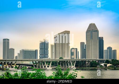 Magnifique horizon de Marina Bay et du pont Benjamin Sheares à Singapour. Banque D'Images