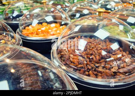 Fruits secs sur un comptoir de magasin Banque D'Images