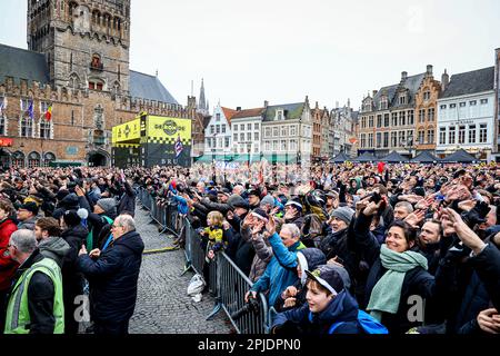 Brugge, Belgique. 02nd avril 2023. Fans de cyclisme photographiés au début de la course masculine du 'ronde van Vlaanderen/ Tour des Flandres/ Tour de Flandre', 273,4km de Brugge à Oudenaarde, dimanche 02 avril 2023. BELGA PHOTO DAVID PINTENS crédit: Belga News Agency/Alay Live News Banque D'Images