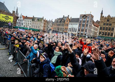 Brugge, Belgique. 02nd avril 2023. Fans de cyclisme photographiés au début de la course masculine du 'ronde van Vlaanderen/ Tour des Flandres/ Tour de Flandre', 273,4km de Brugge à Oudenaarde, dimanche 02 avril 2023. BELGA PHOTO DAVID PINTENS crédit: Belga News Agency/Alay Live News Banque D'Images